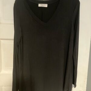 Zenana Outfitters silky Black L/S V-Neck Top to cover your butt over leggings